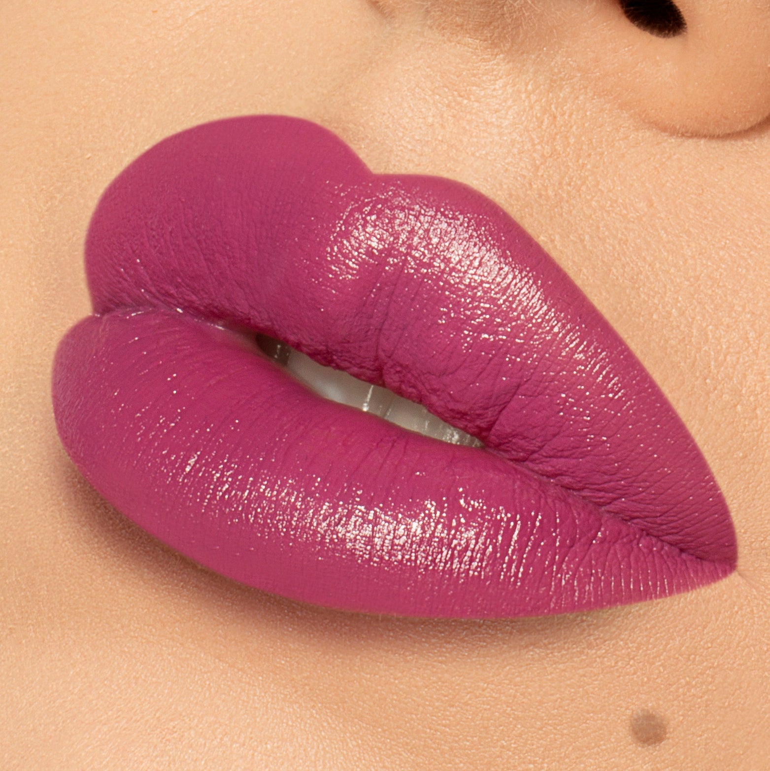 Write an SEO-friendly ALT text for a product image. Include: The main keyword (product name or type, e.g., vegan serum, hydrating cream, natural shampoo) 1–2 descriptive features (e.g., with aloe vera, for dry skin, cruelty-free, glowing effect) Optional brand name “Yournaturalskin” Keep it natural and under 125 characters (ideal for Google Images & accessibility).