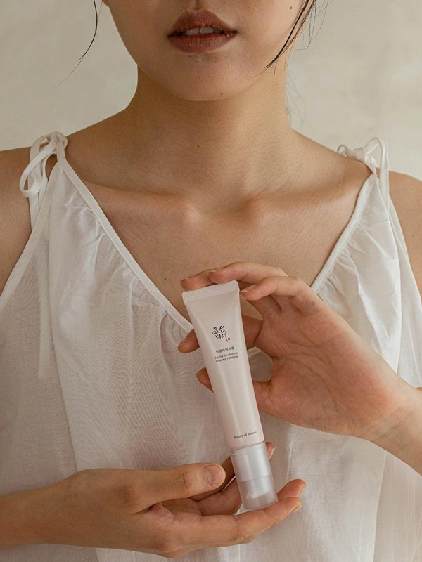 Write an SEO-friendly ALT text for a product image. Include: The main keyword (product name or type, e.g., vegan serum, hydrating cream, natural shampoo) 1–2 descriptive features (e.g., with aloe vera, for dry skin, cruelty-free, glowing effect) Optional brand name “Yournaturalskin” Keep it natural and under 125 characters (ideal for Google Images & accessibility).